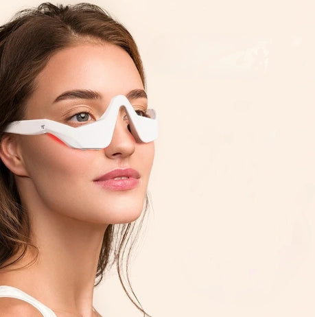 Femme utilisant la lunette de massage pour les yeux